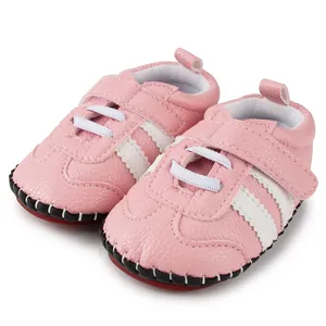 Détail macro de chaussures bébé roses avec bandes dentelées et sangle velcro pratique