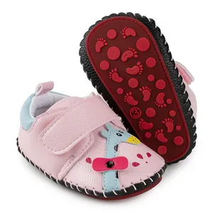 Chaussures bébé roses avec girafe de dessin animé et semelles antidérapantes