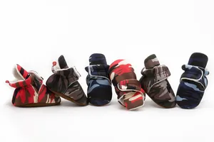 Détail de chaussures de marche bébé camouflage avec doublure polaire et velcro réglable