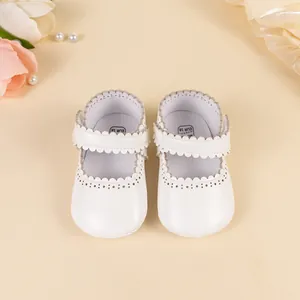Scarpe Mary Jane bianche per neonata con bordi smerlati e decorazioni traforate