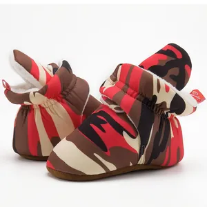 Détails des bottes d'hiver pour bébé avec motif camouflage rouge et doublure polaire