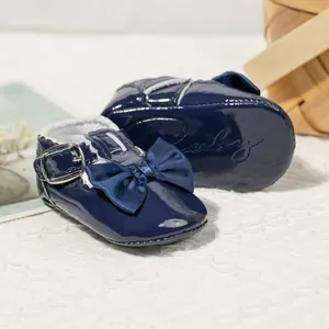 Nahaufnahme der dunkelblauen Lackleder-Babyschuhe für Mädchen mit eleganter Schleife