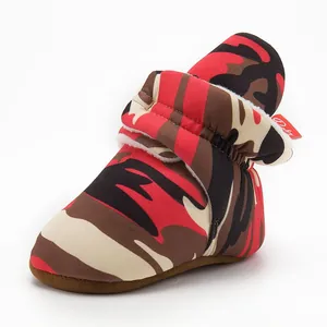 Détail de chaussures souples pour bébé avec motif camouflage et doublure polaire chaude