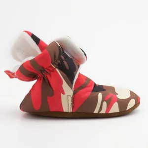 Détail de bottines bébé camouflage avec semelles souples et doublure polaire blanche