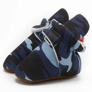 Détail de bottes d'hiver pour bébé avec motif camouflage et doublure en polaire douce
