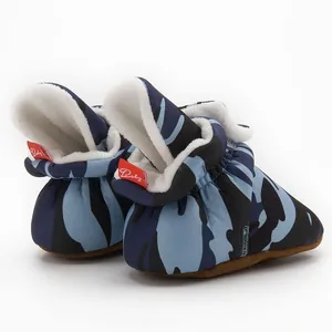 Détail de chaussures bébé camouflage avec doublure en polaire chaude et semelle souple