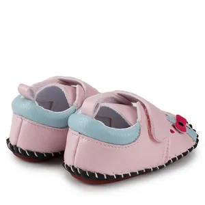 Chaussures bébé dessin animé roses avec semelle caoutchouc et joli nœud rouge