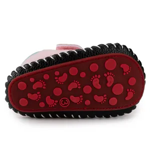 Chaussures bébé roses avec semelle antidérapante rouge à picots et coutures blanches