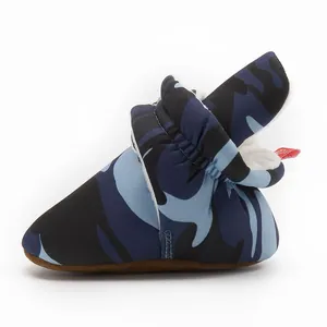 Détail de bottines camouflage pour bébé avec doublure polaire blanche pour la chaleur