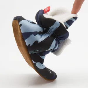 Détail montrant la semelle souple et la doublure polaire des chaussures de bébé camouflage