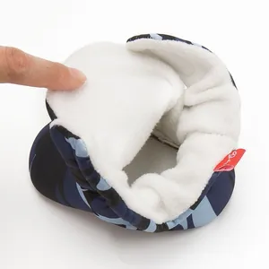 Détail de la doublure en polaire blanche des chaussures camouflage pour bébé en hiver