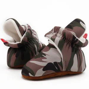 Détail de bottines bébé camouflage avec semelles souples et doublure en polaire chaude