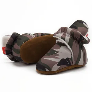Gros plan de chaussures bébé camouflage avec semelles en daim et doublure polaire chaude