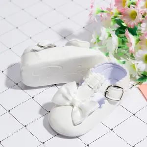 Weiße glänzende Baby Prinzessin Schuhe mit Satinschleife und rutschfester weicher Sohle