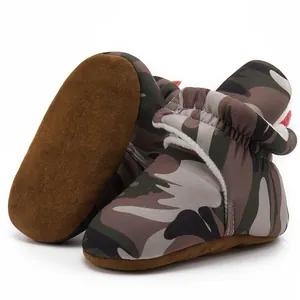 Détail de chaussures camouflage bébé avec doublure polaire et semelle souple marron