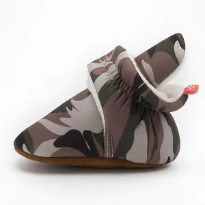 Détail de bottines bébé camouflage avec doublure en polaire chaude et cheville élastique