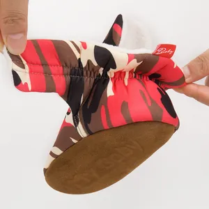 Chaussures bébé camouflage rouge avec semelle souple et doublure en polaire chaude élastique