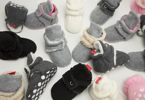 Details warmer Babyschuhe mit rutschfester Sohle und weichem Fleecefutter in vielen Farben