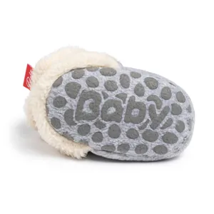 Detail von warmem Fleece-Futter und rutschfester Sohle für weiche Baby-Winterschuhe