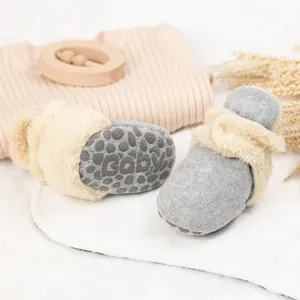 Detailansicht der Baby-Lauflernschuhe mit rutschfester Sohle und warmem Kunstfell