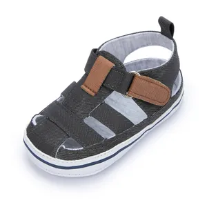 Detailansicht der Baby-Sommersandalen mit atmungsaktivem Stoff und Klettverschluss