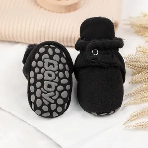 Detailansicht der Baby-Winterschuhe mit weichem Fleece und rutschfester Sohle