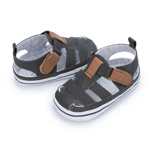 Detailansicht von Baby-Lauflernsandalen mit grauem Canvas-Obermaterial und Klettverschluss