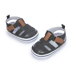 Detailansicht der Baby Lauflernsandalen aus grauem Denim und braunem Klettverschluss