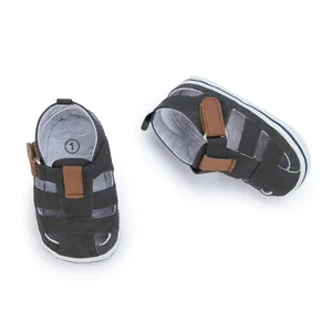 Detailansicht dunkelgrauer Baby-Sandalen aus Canvas mit rutschfester weißer Sohle und Klett