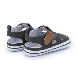 Detailansicht der Babysandalen mit grauem Denimstoff und braunem Klettverschluss
