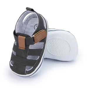 Detailansicht der rutschfesten weißen Gummisohle und Denim-Struktur der Baby-Sandalen