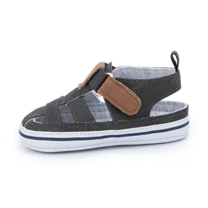 Detail von Baby-Sandalen aus Denim mit braunem Klettverschluss und weißer Gummisohle