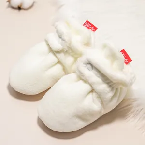 Warme weiße Baby-Plüschschuhe mit Druckknopfverschluss und weichem Kunstfellfutter für den Winter
