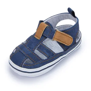 Blaue Baby-Sandalen aus Denim mit braunem Klettverschluss und rutschfester weicher Gummisohle
