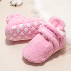 Details von rosa Baby-Fleece-Schuhen mit rutschfester Noppensohle und Klettverschluss