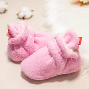 Detail von rosa Baby-Fleece-Schuhen mit warmem Sherpa-Futter und weichem hohem Schaft