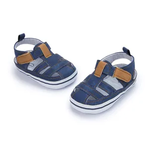 Detailansicht der Baby-Jeans-Sandalen mit weicher weißer Sohle und braunem Klettverschluss