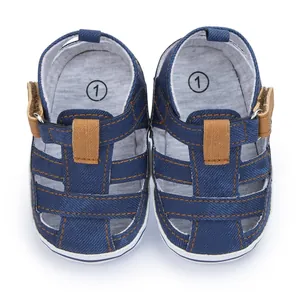Draufsicht auf blaue Baby-Jeans-Sandalen mit braunem Klettverschluss und luftigen Details