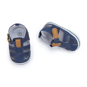 Detailansicht der blauen Baby-Sandalen aus Denim mit braunen Riemen und Klettverschluss