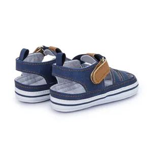 Detailansicht der Baby-Denim-Sandalen mit braunem Klettverschluss und rutschfester Gummisohle