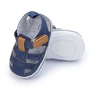 Detaillierte Ansicht der Babysandalen mit rutschfester weißer Gummisohle und Denim-Textur