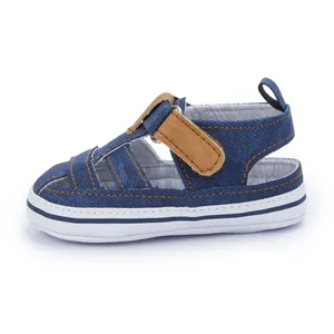 Detail der blauen Denim-Babysandale mit braun mit Klettverschluss und rutschfester Gummisohle