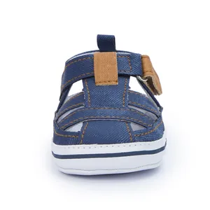 Detailansicht der Baby-Denim-Sandalen mit braunen Klettriemen und weißer Anti-Rutsch-Sohle