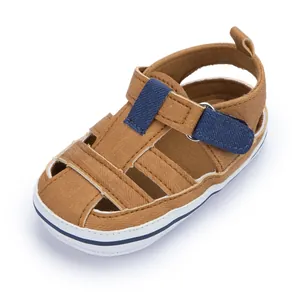 Details von Baby-Leinensandalen mit braunem Stoff und blauem Denim-Klettverschluss