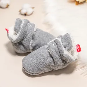 Detailansicht warmer grauer Babyschuhe mit weichem Fleecefutter und Klettverschluss