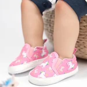 Nahaufnahme der rosa Lauflernschuhe mit Regenbogen-Einhorn und Schmetterlingsmustern