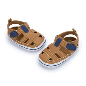 Nahaufnahme brauner Baby-Sandalen aus Segeltuch mit atmungsaktivem Design und Softsohle