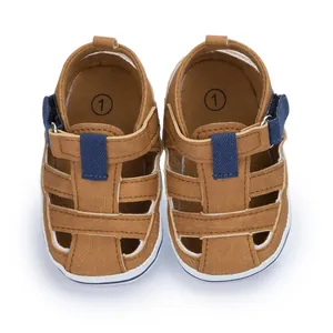 Detailansicht brauner Baby-Leinensandalen mit blauem Klettverschluss und weicher Sohle