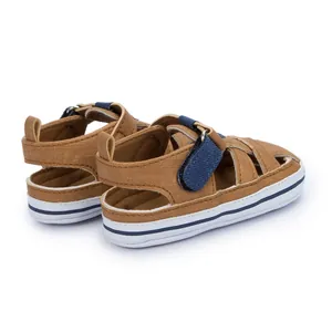 Detailansicht der Baby-Leinensandalen mit weicher Anti-Rutsch-Sohle und Klettverschluss