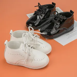 Brogue-Kinderschuhe aus schwarzem Lackleder und weißem Leder mit weicher Sohle
